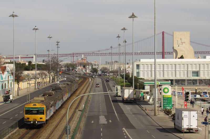 Žlutá vlaková linka CP vede z centra Lisabonu podél pobøeží a také støedem místní výpadovky i kolem známého památníku Kryštofu Kolumbovi. Podél vede také tramvajová linka 15E.  Tyto žluté vlaky jezdí každých 20 minut, ve špièkách dokonce po 12 minutách a k tomu ještì zrychlené vlaky v totožném intervalu.