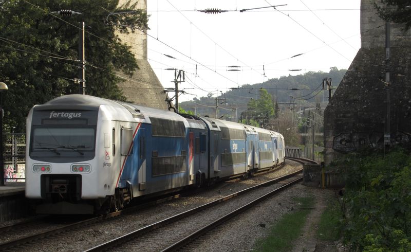 Dvoupatrové vlaky Fertagus jezdí ve špièkách každých 10 minut po dlouhém mostì pøes široké ústí øeky Tejo a spojují sever a východ Lisabonu s mìstem Almada a pøilehlou aglomerací za øekou Tejo.