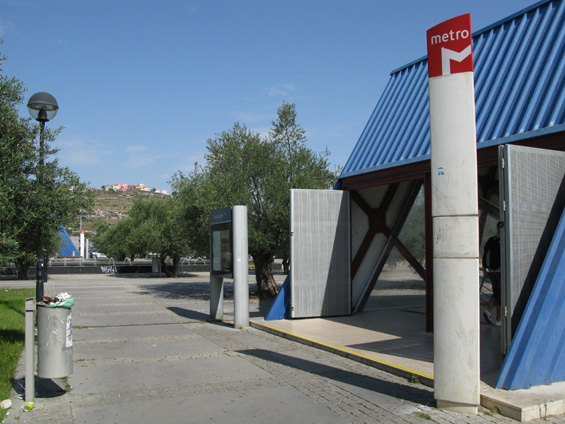 Nová koneèná stanice modré linky "Amadora Este" vznikla v roce 2004 jako další prodloužení severozápadním smìrem do rozrùstajících se lisabonských pøedmìstí. Nyní se pracuje na prodloužení této linky smìrem do obrovského sídlištì ke stanici vlaku Reboleira. Skoro celé hustì obydlené severozápadní pøedmìstí je totiž nyní závislé pouze na vlacích a autobusech.