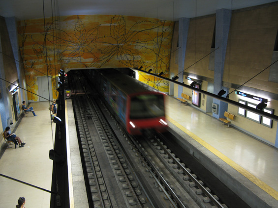Metro pøijíždí do koneèné stanice Amadora Este na modré lince, mající ve znaku racka. V Lisabonu je v metru levostranný provoz po vzoru železnice.