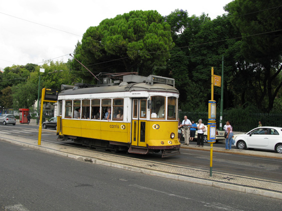 Turisty nejoblíbenìjší linka 28 v zastávce Estrela u stejnojmenného poutního místa na západì Lisabonu. Tyto žluté tramvaje se staly symbolem celého mìsta. Málokdo však ví, že tuto podobu získaly teprve v roce 1995, kdy probìhla pøestavba 45 tramvají z pùvodních nejstarších vozù ze 30. let. Tyto tramvaje potkáte na linkách 12, 18, 25 a 28.