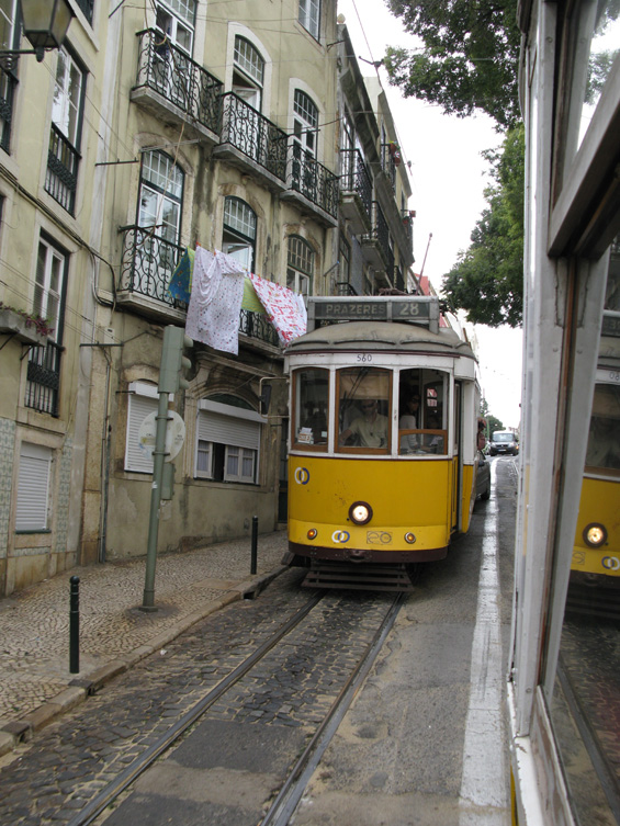 Tramvajová linka 28 je jako horská dráha. Tìsnì nad støechami tramvají se suší prádlo. Tramvaje jsou velmi dynamické a vìènì zpoždìní øidièi jejich vlastnosti beze zbytku využívají.