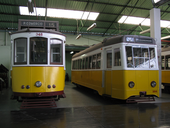 Novìjší tramvajové vozy v muzeu MHD. V souèasnosti jezdí lisabonskými ulicemi paradoxnì mnohem starší tramvaje, které byly ovšem zrekonstruovány a staly se ikonou celého mìsta.