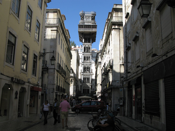 Elevador de Santa Justa - starobylý výtah v historickém centru ve ètvrti Baixa je vyhledávanou turistickou atrakcí - nad jeho horní stanicí je fotogenická vyhlídka na centrum mìsta. Celodenní jízenka na MHD v sobì zahrnuje i tento výtah provozovaný spoleèností Carris. Jedná se totiž o významnou pìší zkratku pøi cestì z dolního centra nahoru.