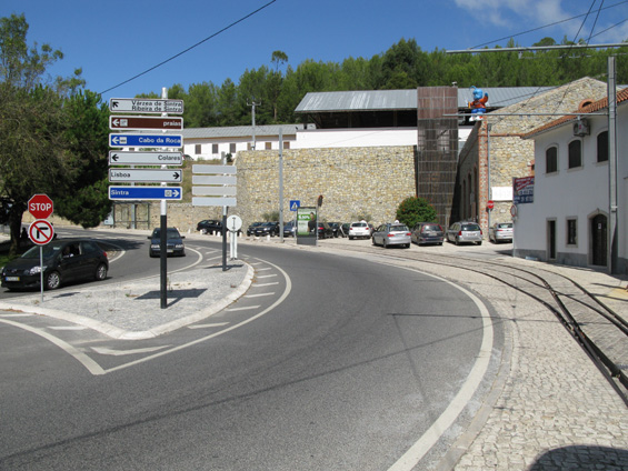 Zhruba v jedné tøetinì trasy je vozovna a malé muzeum. Na cestì je mnoho výhyben, pøi hodinovém intervalu se však tramvaje potkají pouze jednou.