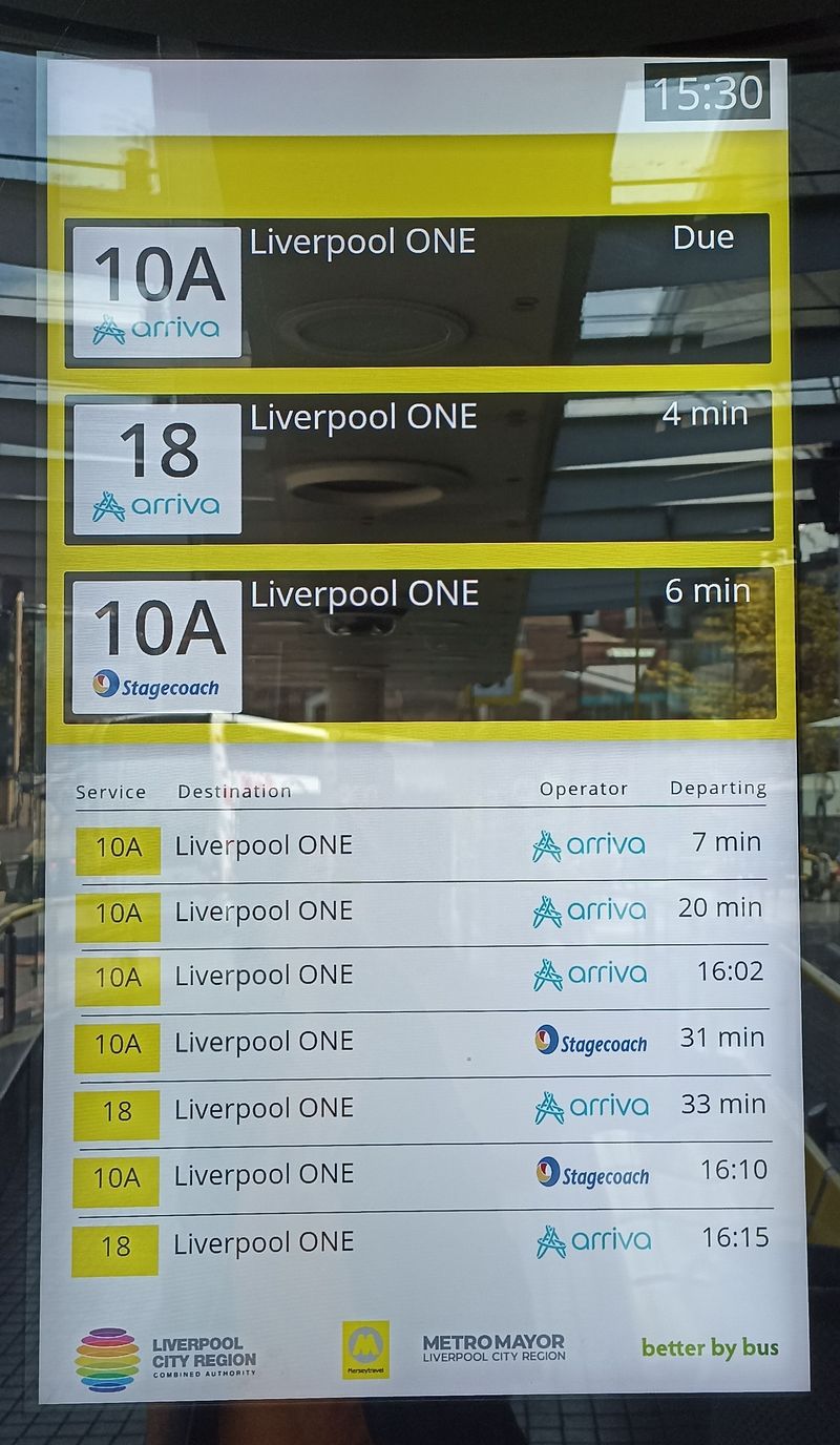 Informaèní displej na zastávce s aktuálními odjezdy. Liverpool One je nový autobusový terminál v centru u bøehu øeky. Jednou z nejdùležitìjších informací jsou tu dopravci daných linek. Ti totiž nabízejí vlastní tarify, koupit se ale dá i integrované jízdné na všechno.