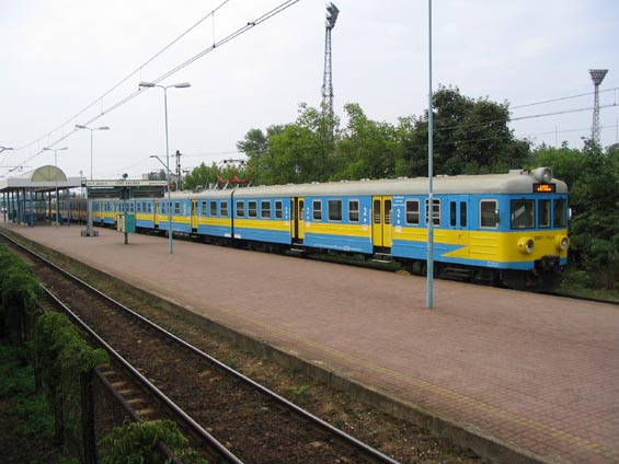 Nejbìžnìjší typ polské pøímìstské elektrické jednotky na nádraží LodŸ Kaliska.