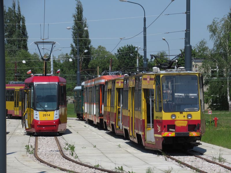 Pestrá směs vozidel na dvoře vozovny v Chocianowicích. Místní dopravní podnik má ještě další 3 funkční vozovny, z toho jedny dílny a jednu spíše muzejní vozovnu Brus. Celkem se stará o cca 570 tramvají.