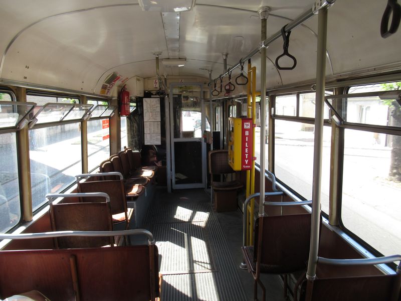 Interiér 55leté stále provozní tramvaje Düwag na lince 43. Ke stavu trati se toto muzeální vozidlo perfektně hodí. Pro běžnou přepravu cestujících už méně.