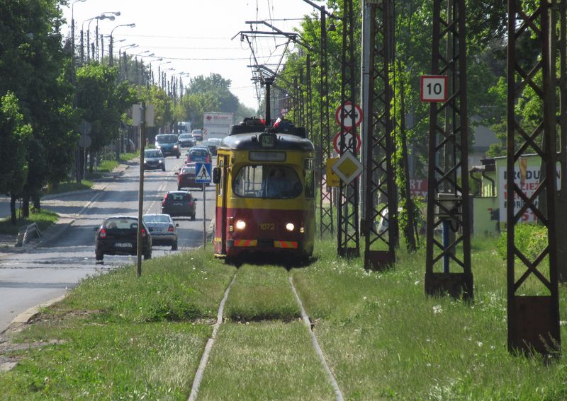 Další Düwag z 60. let přijíždí po jednokolejném úseku od západu do města Konstantynów. Na trati je řada výhyben, které na rychlosti linky také nepřidají. Až na konečnou do Lutomiersku jezdí linka 43 jen zhruba jednou za hodinu.