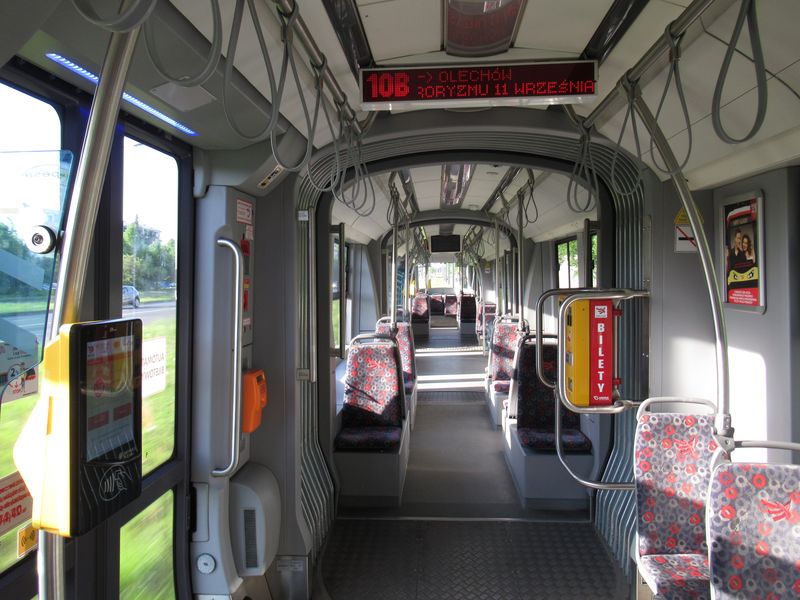 Interiér nejnovější tramvaje Pesa Swing. Málo sedaček, ale hodně prostoru. K 22 kusům z roku 2015 pro linku 10 nyní postupně přichází dalších 12 pro linku 14.