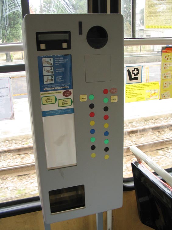 Jízdenkové automaty najdete v tramvajích dopravního podniku, které jezdí po mimomìstských tratích daleko za LodŸ.