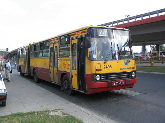 Tìchto neobvyklých Ikarusù jezdí v Lodži hodnì. Také autobusy mají první polovinu dveøí vyhrazenou pro øidièe.