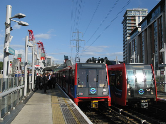 Dockland Light Railway (DLR) je systém automatické povrchové železnice na východì Londýna, která se postupnì od 80. let rozrostla až na 34 km délky. Tento systém pomáhal zejména v roce 2012 pøi letní olympiádì. Na obrázku je nový i starý typ souprav, které jsou si jinak velmi podobné.