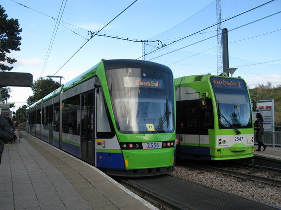Setkání staršího a nového typu tramvají v zastávce, kde se vìtví tramvajové linky východním smìrem. Zde už jezdí tramvaje pøevážnì venkovskou krajinou.