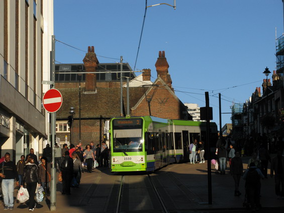 Tramvaje v Croydonu - to je kontrast rychle jedoucích tramvají po bývalých železnièních vleèkách a proplétajících se housenek na pìší zónì v historickém jádru mìsta.