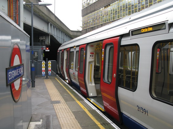 Okružní žlutá linka nejezdí stále dokola, ale konèí ve stanici Edgware Road, kde je pro další pokraèování nutné pøestoupit na další vlak. Od roku 2009 konají tyto vlaky na okružní lince vlastnì takovou smyèku po okruhu a dál pokraèují nadzemním úsekem na západ do stanice Hammersmith, kde sdílejí trasu s rùžovou linkou.
