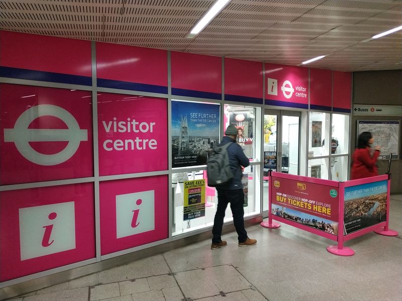 TfL (Transport for London) provozuje také nìkolik turistických center, kde si kromì získání informací mùžete zakoupit jízdenky i nejrùznìjší propagaèní pøedmìty s ikonickými symboly londýnského metra.