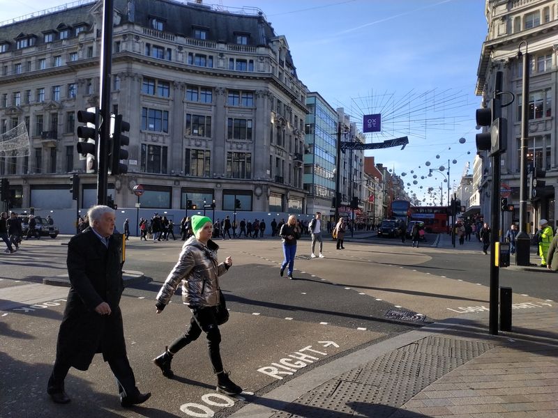 Køižovatka ulici Oxford Street a Regent Street, kde dostali odvážnì pøednost chodci – semafory naèas zastaví provoz ze všech vìtví køižovatky a chodci tak mohou pøecházet i diagonálnì. Realizátoøi této zmìny tvrdí, že k omezení kapacity pro silnièní dopravu nedošlo. Zároveò byla zklidnìna Oxford Street a více prostoru zde dostali chodci.