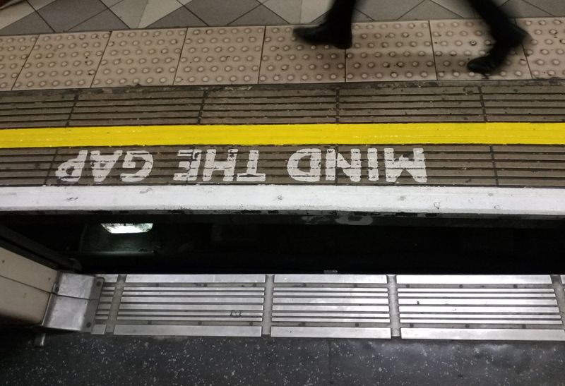 Nìkteré stanice metra mají nástupištì i v pomìrnì ostrých obloucích, proto je namístì obligátní heslo „Mind the Gap“.