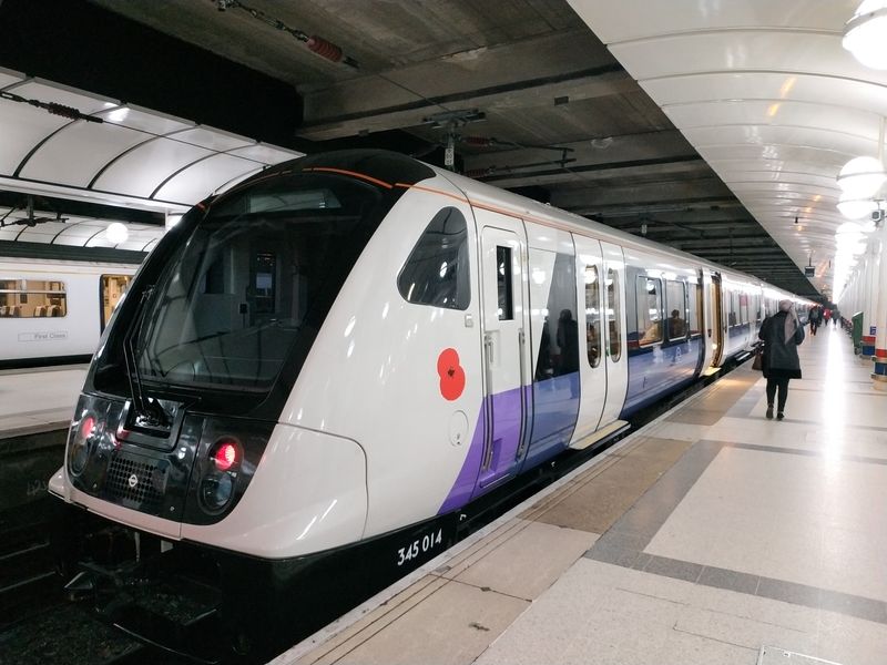 Pro novou linku Elizabeth Line využívající nový tunel pod centrem Londýna bude k dispozici 65 devítivozových jednotek Bombardier. Tyto 200 metrù dlouhé vlaky již jezdí na existujících vìtvích pod názvem TFL Rail. Pùvodnì mìl být nový tunel otevøen na konci roku 2018, na poslední chvíli ale bylo jeho zprovoznìní odloženo témìø o rok.