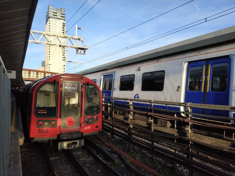 Setkání úzkoprofilového metra na centrální èervené lince s regionálním vlakem v pøestupním uzlu Stratford. Již brzy díky novému spojení Crossrail získá i tato oblast rychlé kolejové spojení ze západem Londýna i letištìm Heathrow.