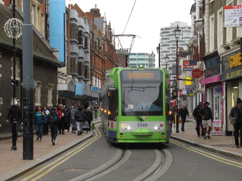 Jedna z 23 pùvodních tramvají Bombardier, které zahajovaly zdejší provoz v roce 2000, projíždí pìší zónou v historickém centru Croydonu, což je hlavní mìsto zdejší tramvajové sítì jižnì od Londýna.