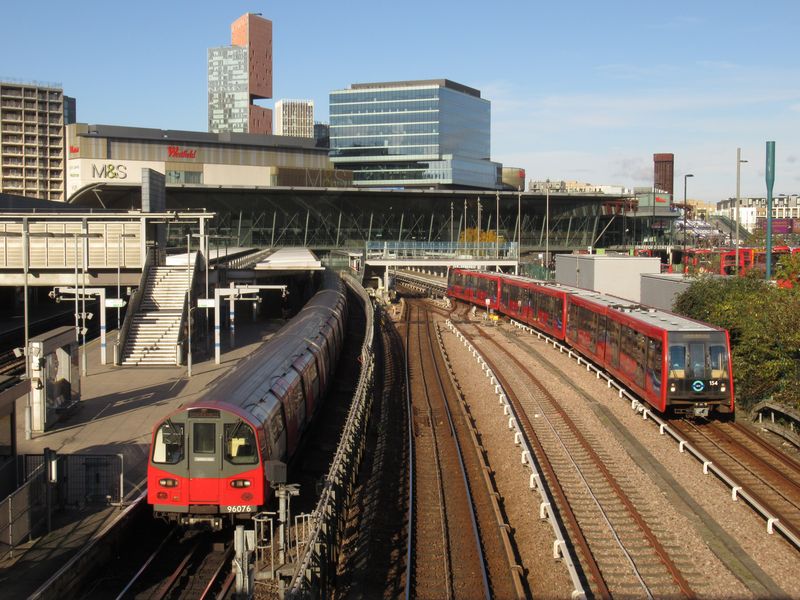 Koneèná stanice linky metra Jubilee v superpøestupním uzlu Stratford, kde se novì potkává metro, automatická dráha DLR a autobusy s fialovou vlakometrovou linkou Elizabeth. Metro Jubilee sem dojelo v roce 1999, automatická dráha DLR pak v roce 2011 pøed konáním olympiády.