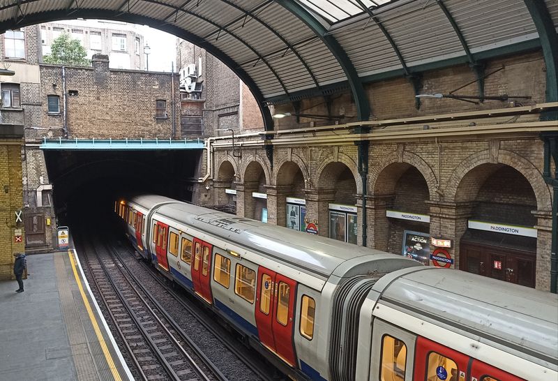 První linky londýnského metra pamatují ještì parní lokomotivy, proto jsou takto èásteènì odvìtrávané. Stanice jsou èasto kratší než soupravy, takže se mùže stát, že nìkolika krajními dveømi nevystoupíte.