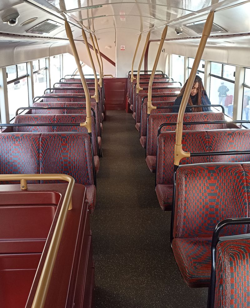 Interiér horního patra designovì vyladìného autobusu New Routemaster, kterých tu jezdí rovná tisícovka.