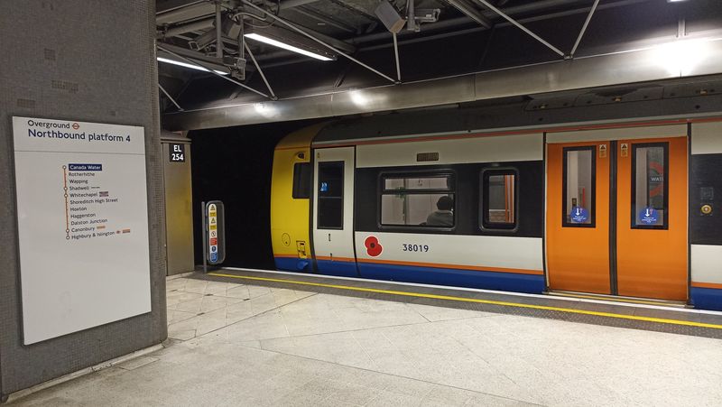 Linky mìstské železnice Overground mají také nìkolik podzemních úsekù. Do tohoto tunelu východnì od centra Londýna se sjíždìjí 4 linky v souhrnném intervalu cca 4 minuty. Systém informaèních a navigaèních cedulí je stejný jako v metru.