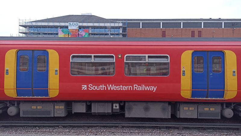 Od roku 2017 provozuje vlaky v jihozápadním sektoru Anglie spoleènost South Western Railway (SWR) pomocí dopravce First. Tìmito vlaky se dostanete z nádraží Waterloo tøeba do jižního pøedmìstí Wimbledon k místním tramvajím.