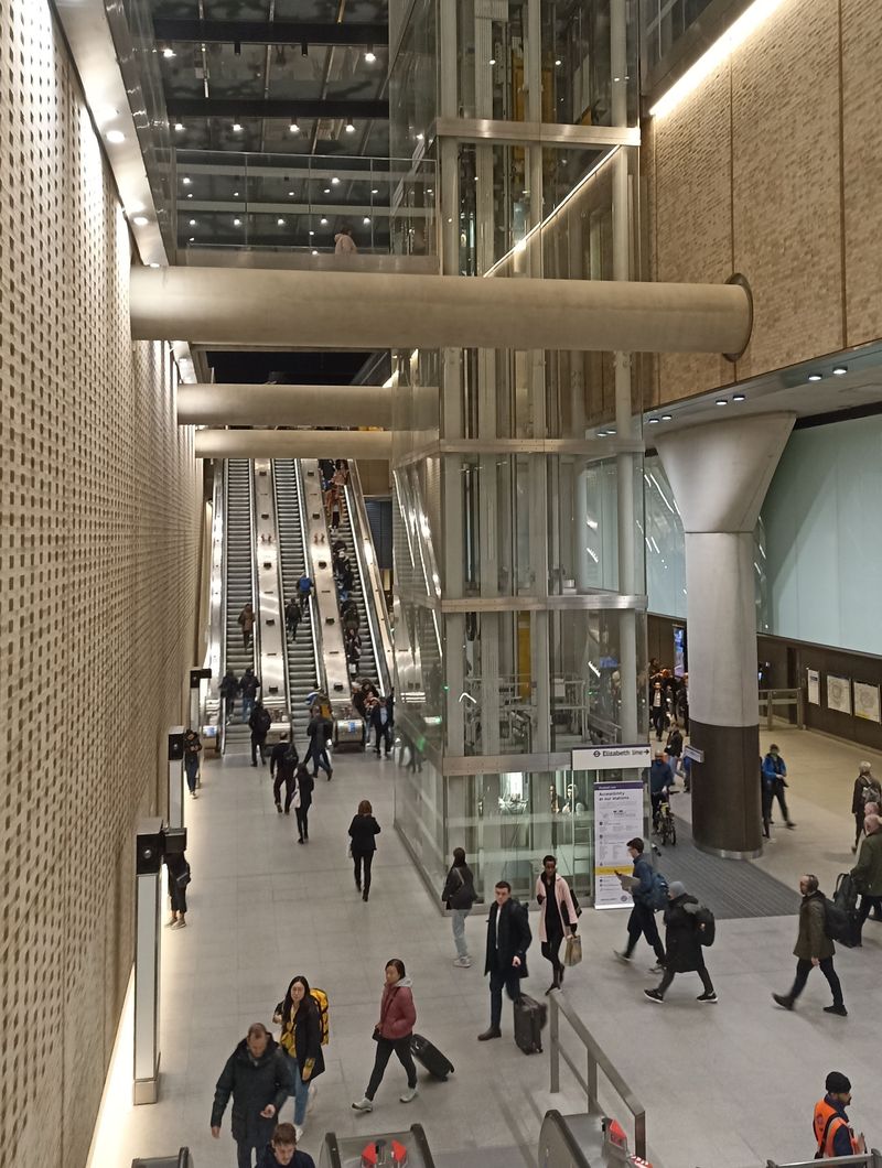 Velkolepý vestibul jedné z centrálních stanic pod nádražím Paddington. Nová podzemní nástupištì se nacházejí pøímo pod tímto rozlehlým vlakovým nádražím na západním okraji centra Londýna.