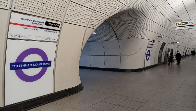 Jednotný vzhled podzemních stanic, které najdete jednak pod centrem Londýna, tak ve východní èásti trasy pod ètvrtí Docklands prošpikovanou vodními kanály. Fialová grafika nové vlakové linky odkazuje na systém londýnského metra. Elizabeth Line se tak tváøí jako klasická linka metra.