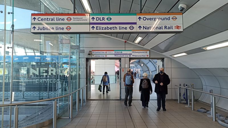 Nová vlaková linka organizaènì spadající pod TFL je zakomponovaná do celkového navigaèního systému londýnské veøejné dopravy - zde v pøestupním uzlu Stratford. Nìkolik nových stanic také leží v blízkosti koncových vlakových nádraží.