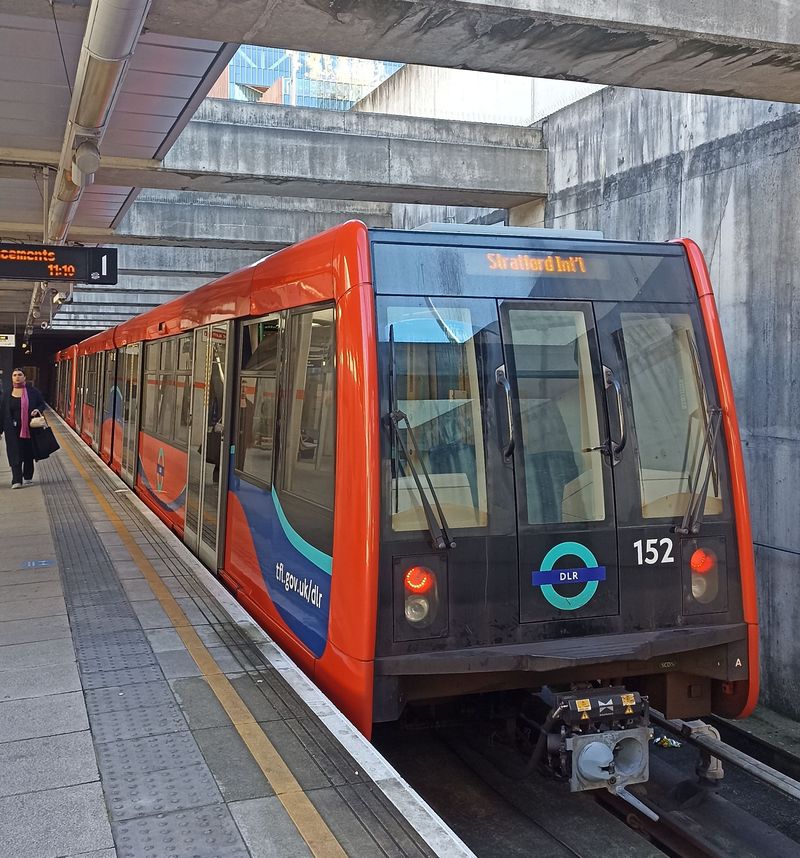 V letech 2007-9 bylo dodáno dalších 55 dvouvozových jednotek automatického metra DLR, zde na polopodzemní koneèné Stratford International, kam byly linky tohoto systému prodlouženy v roce 2011.