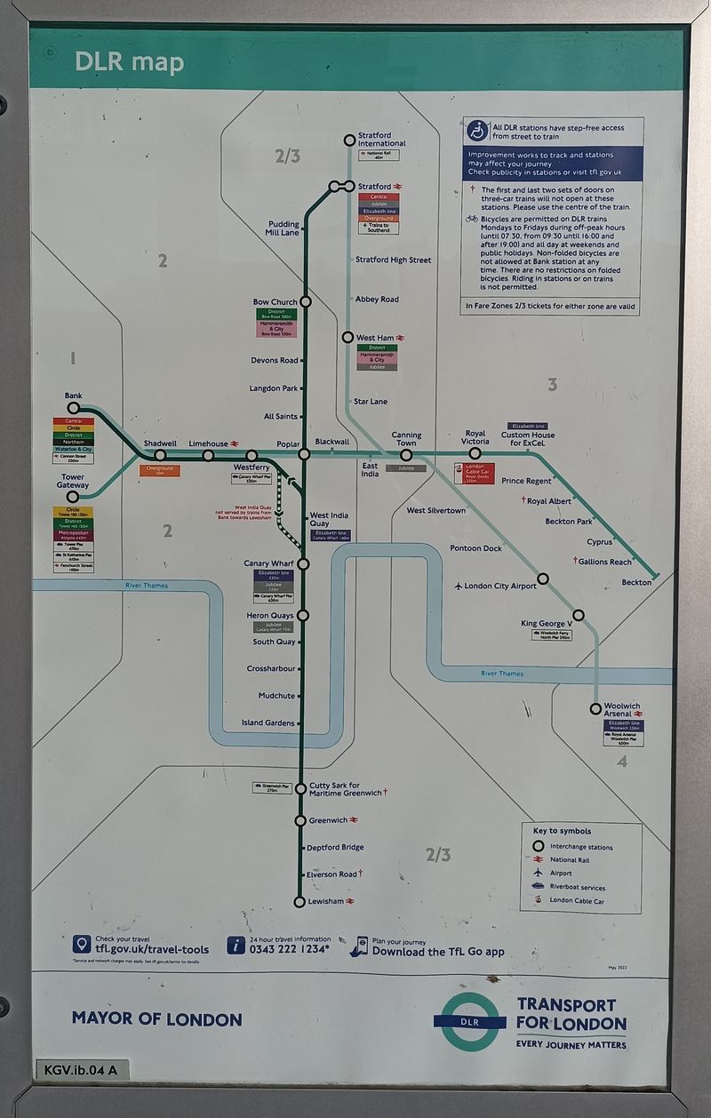 Aktuální rozsah sítì londýnské automatické dráhy DLR, která má 7 linek sdružených do tøech základních barev a 45 stanic. Po dodání nových vozidel od španìlského CAFu po roce 2024 bude zkrácen interval na nejvytíženìjších linkách do Stratfordu i do centra Londýna na západì sítì DLR.