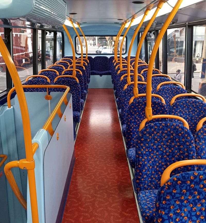 Nejnovìji dodávané autobusy jsou už zase v interiéru øešeny podle každého dopravce zvláš�. Už vìtší polovina všech londýnských autobusù jezdí na hybridní pohon nebo elektøinu.