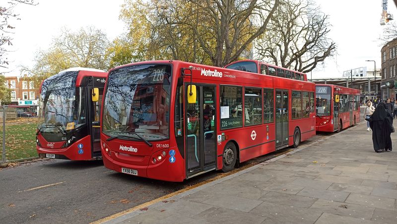 Na pøedmìstích Londýna potkáte také mnoho typù jednopodlažních autobusù, které jezdí na místních doplòkových linkách. Jejich výrobci vìtšinou pocházejí z Británie.