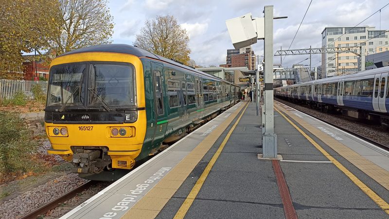 Tmavì zelené vlaky Great Western Railway (GWR) jezdí z nádraží Paddington a zahrnují sí� témìø 200 stanic v jihozápadní èásti Británie. Dopravce patøící do skupiny First provozuje také krátkou regionální linku ze stanice West Ealing, kde navazuje na novou Elizabeth Line, do pøedmìstí Greenford.