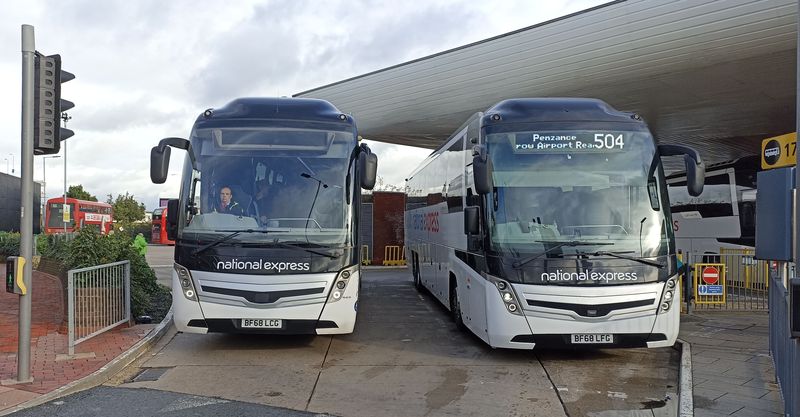 Z autobusového terminálu u letištì Heathrow odjíždìjí také dálkové autobusové linky v podání tìchto nových hybridních autokarù Caetano Levante na podvozku Volvo dopravce National Express.