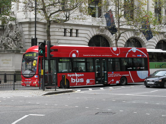 Mezi témìø 10 000 londýnskými autobusy najdete také testovací autobus na vodíkový pohon.