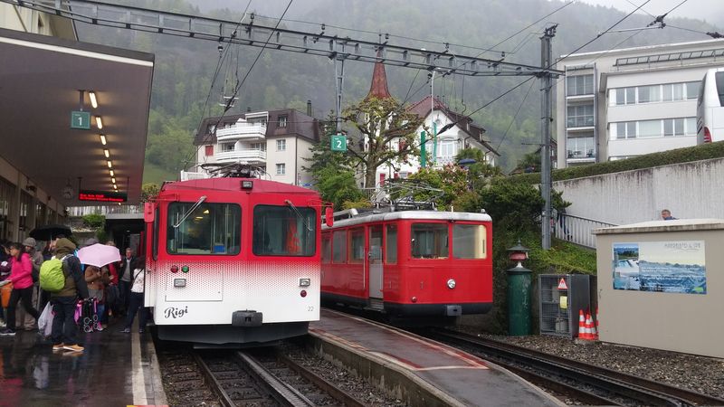 Dolní stanice zubaèkové dráhy na horu Rigi u pøístavištì lodí Vitznau - odtud se za hodinu dostanete parníkem až do centra Lucernu. Velký zájem turistù je ještì pøiživován provozem historických vozù.