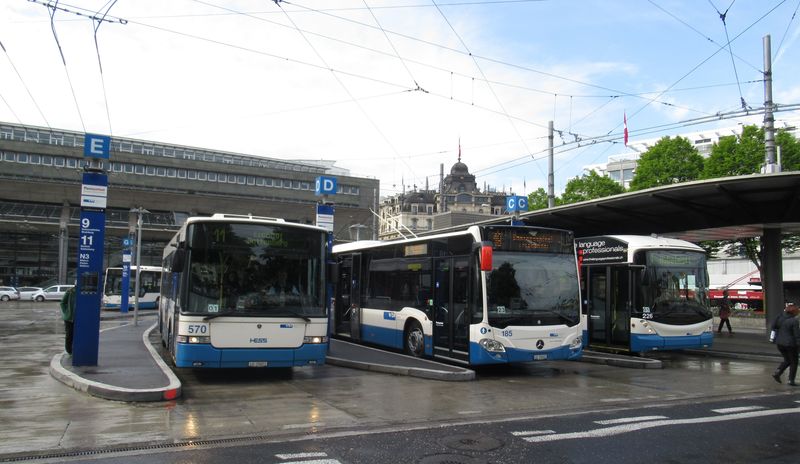 Jednotlivá nástupištì v pøestupním uzlu Hlavní nádraží jsou výraznì oznaèena písmeny, tento terminál má také ideální polohu v blízkosti centra i u pøístavištì lodí. Mìstský dopravce VBZ provozuje trolejbusy i autobusy – kromì páteøních linek v modrobílém nátìru. Potkáte tu i starší minibusy Hess.