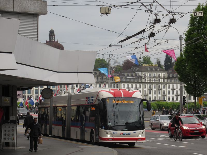 První páteøní „R“ linkou se stala v roce 2014 jednièka, která vede skrz centrum východozápadním smìrem. Základní interval je i zde 7,5 minuty, nasazovány jsou ale pouze dvoukloubové trolejbusy, kterých má místní dopravní podnik už 21 a v prùbìhu roku 2017 by mìlo dorazit 8 dalších.
