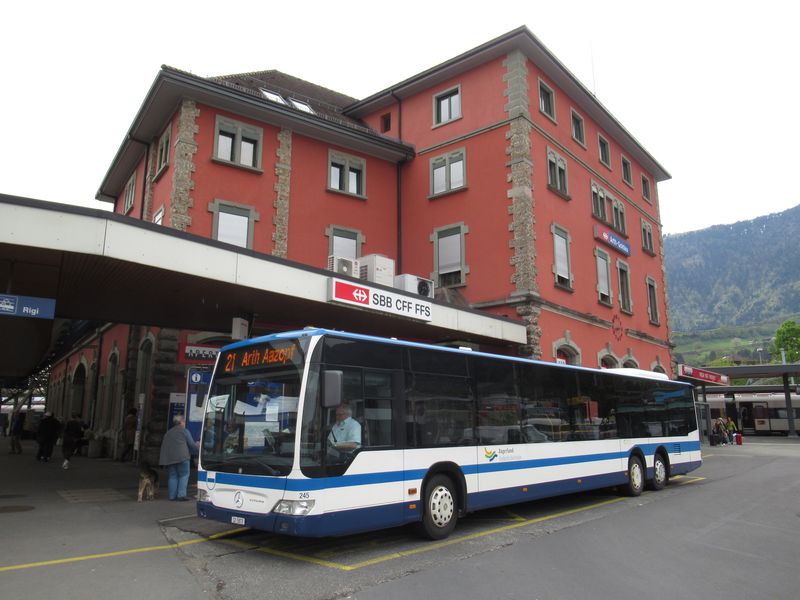 Pøímìstská linka v podání patnáctimetrového Mercedesu Citaro navazuje na vlaky v pøestupní stanici Arth-Goldau. Zdejší tarifní systém se jmenuje Passepartout a zahrnuje 29 zón tøí kantonù ve støedním Švýcarsku, jehož støedem je právì Lucern.