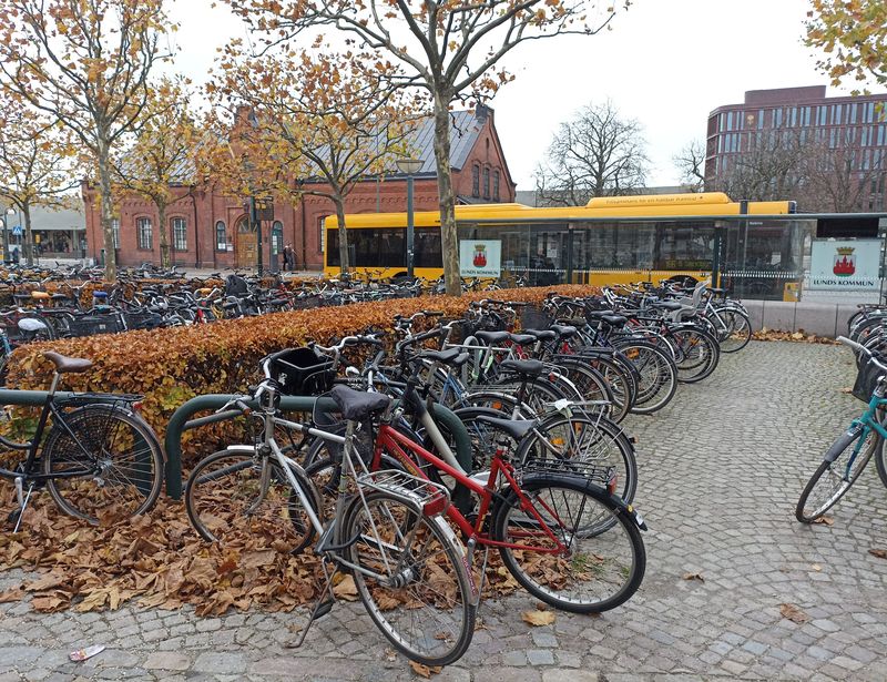 Rovinatý Lund až na zdejší klima pøímo vybízí k cestám na kole. Pøed vlakovým nádražím, které je hlavním pøestupním uzlem mezi všemi místními dopravními módy, tak najdete i velké cykloparkovištì.