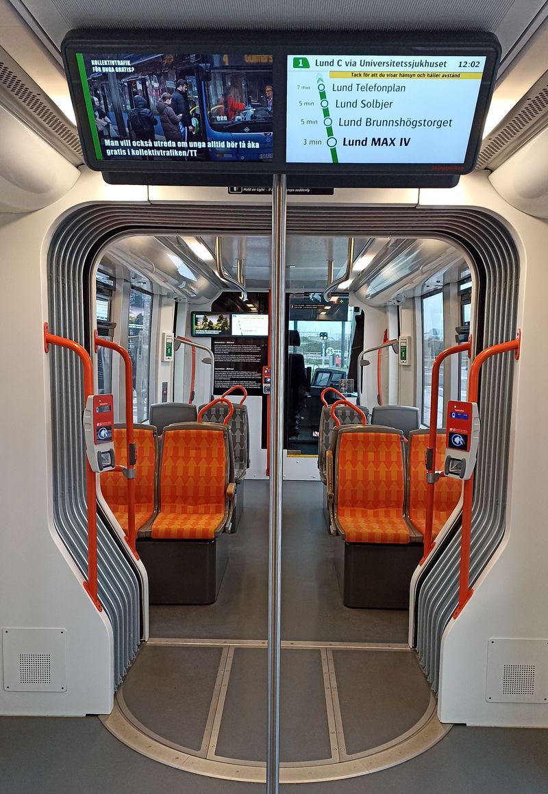 Interiér plnì nízkopodlažní tramvaje CAF Urbos 3 kombinuje šedou a oranžovou barvu, zvenku ale drží tramvaje jednotný zelený nátìr podobnì jako mìstské autobusy, i když v trochu jiném odstínu a struktuøe.