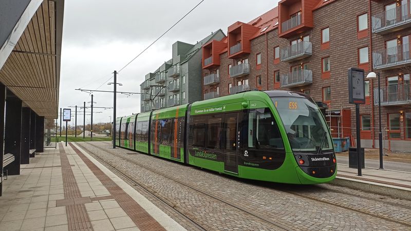 Zastávka Solbjer leží kousek od severovýchodní koneèné uprostøed nové obytné ètvrti na okraji Lundu. Okolí tramvajové trati je v plánu dále zahuš�ovat zejména novými pracovními pøíležitostmi, význam této linky tak urèitì ještì vzroste.