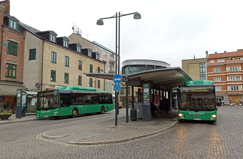 Centrální pøestupní zastávka Botulfsplatsen pøímo v historickém centru, kde se zejména o víkendu a veèer potkávají autobusy všech linek místní MHD (2-7). V sobotu mají všechny linky interval 15 minut, v nedìli 20-30.